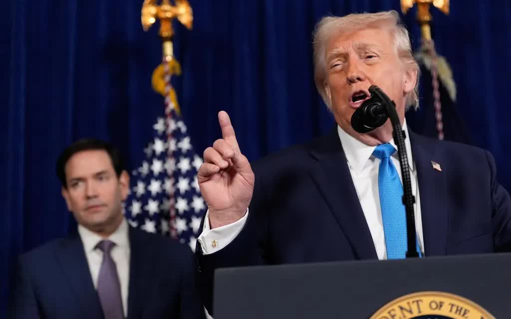 Tổng thống Donald Trump phát biểu trong cuộc họp báo tại Mar-a-Lago, ở Palm Beach, Florida, ngày 3/1/2025 (Ảnh: AP)