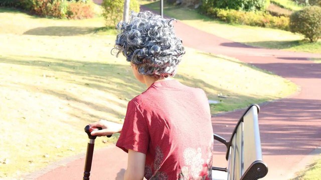 Khi người thân hay quên, chúng ta lại nghĩ đó là “già rồi” mà bỏ qua bệnh Alzheimer: Đừng chủ quan với 5 thay đổi này- Ảnh 3.