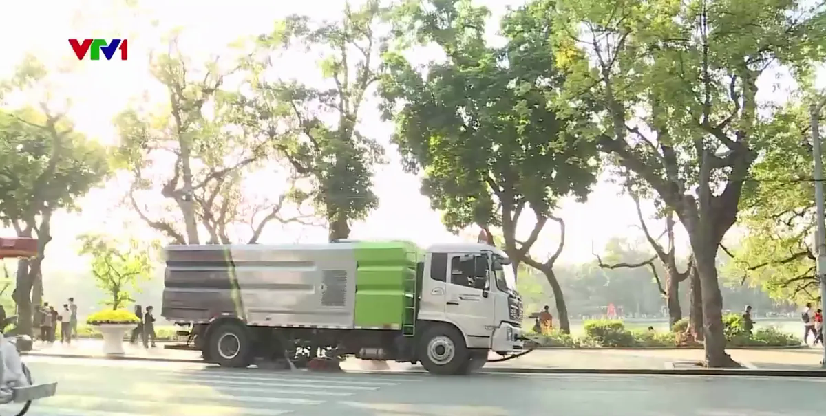 Hà Nội tăng cường vệ sinh môi trường dịp Tết Dương lịch - Ảnh 1.