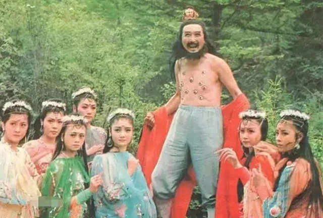 Yêu quái trăm mắt Tây Du Ký 1986 ngoài đời gây choáng: Tốt nghiệp Văn học, về già nghiên cứu UFO, cả đoàn phim phải nể vì một chuyện- Ảnh 1.