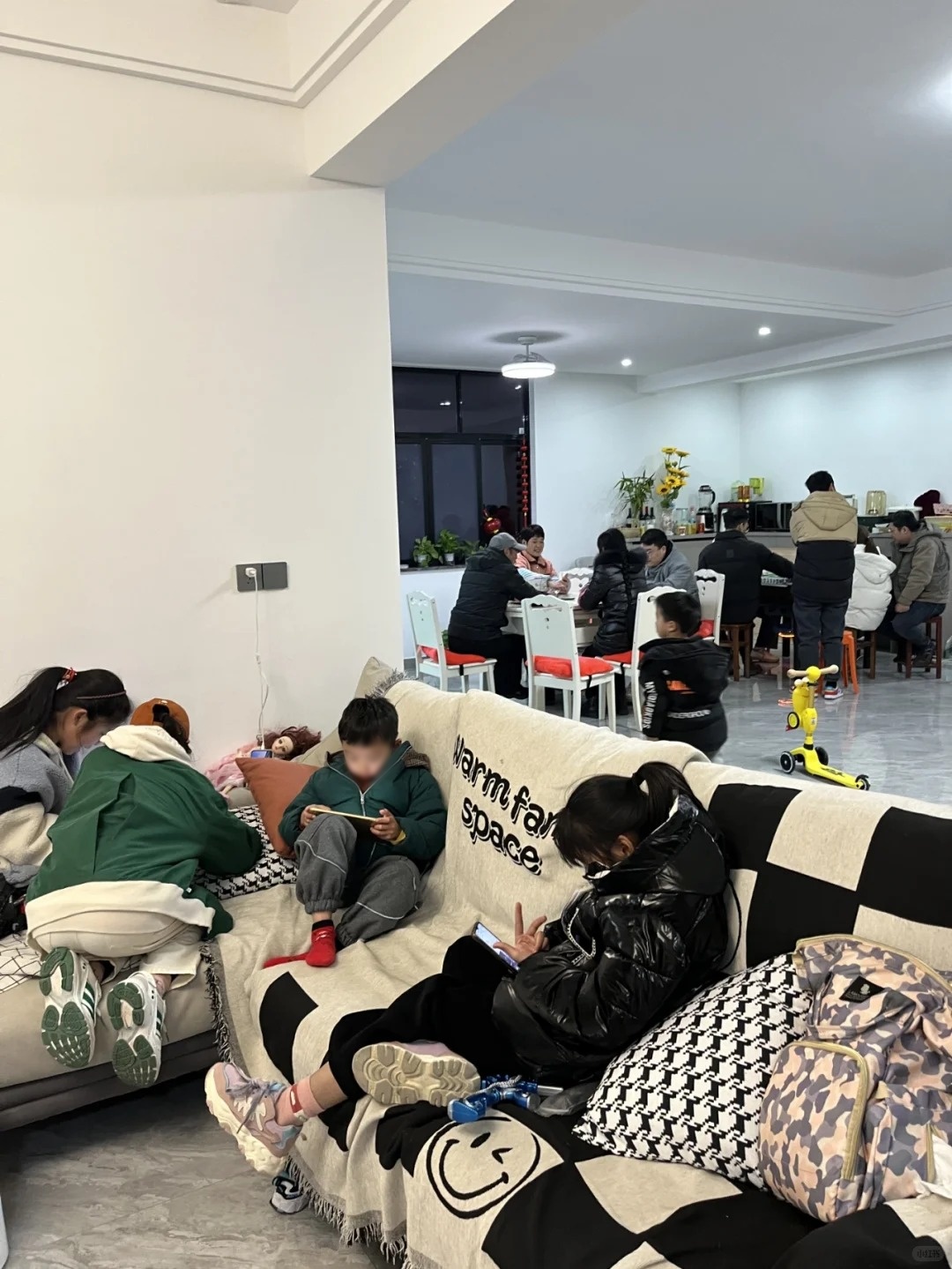 Cuộc chiến quan điểm ăn Tết nội ngọai và ý nghĩa của giao thừa trong văn hóa gia đình - Ảnh 2. Cuộc chiến quan điểm ăn Tết nội ngọai và ý nghĩa của giao thừa trong văn hóa gia đình - Ảnh 2.