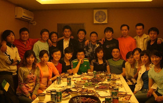 Thanh toán xong bữa họp lớp rồi lặng lẽ rời đi, lớp trưởng "đứng hình" khi nhận được khoản chuyển 350 triệu từ bạn cũ- Ảnh 2. Thanh toán xong bữa họp lớp rồi lặng lẽ rời đi, lớp trưởng "đứng hình" khi nhận được khoản chuyển 350 triệu từ bạn cũ- Ảnh 2.