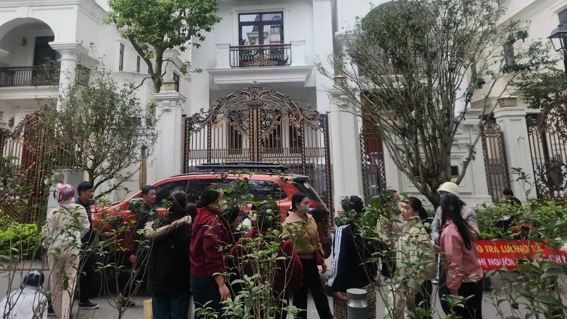 Công nhân đòi lương tại biệt thự Hoàng Hường gây chú ý dư luận - Ảnh 1. Công nhân đòi lương tại biệt thự Hoàng Hường gây chú ý dư luận - Ảnh 1.