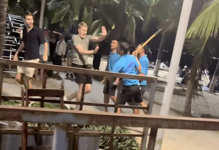 Xin lỗi, kỷ luật nhân viên vì dùng xẻng "dọa" khách nước ngoài ở Nha Trang - Ảnh 1.