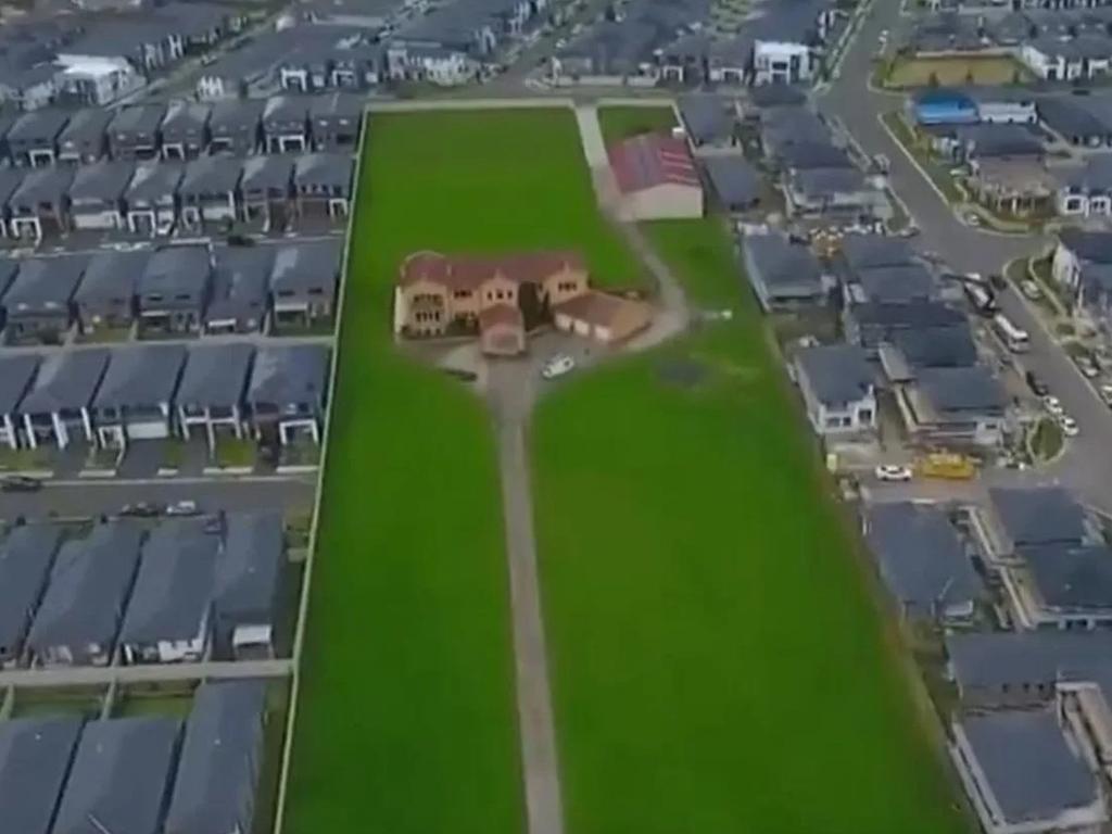 Ngôi nhà cứng đầu ở Úc từ chối đền bù 1 . 051 Tỷ đồng giữa lòng Sydney - Ảnh 3. Ngôi nhà cứng đầu ở Úc từ chối đền bù 1 . 051 Tỷ đồng giữa lòng Sydney - Ảnh 3.