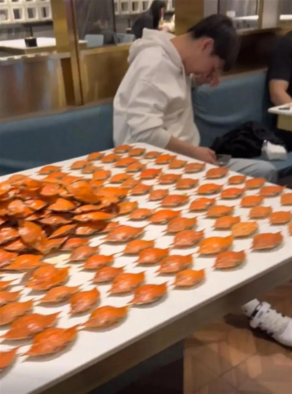 Nhóm 7 người càn quét buffet hải sản với 300 con cua và 50 hộp sầu riêng - Ảnh 1.