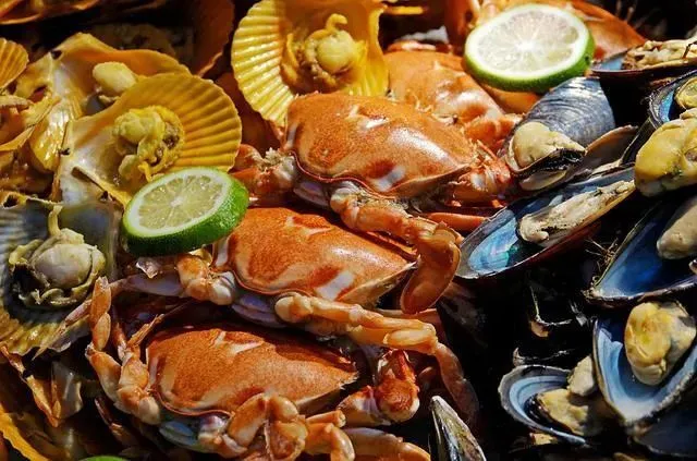 Nhóm 7 người càn quét buffet hải sản với 300 con cua và 50 hộp sầu riêng - Ảnh 4.