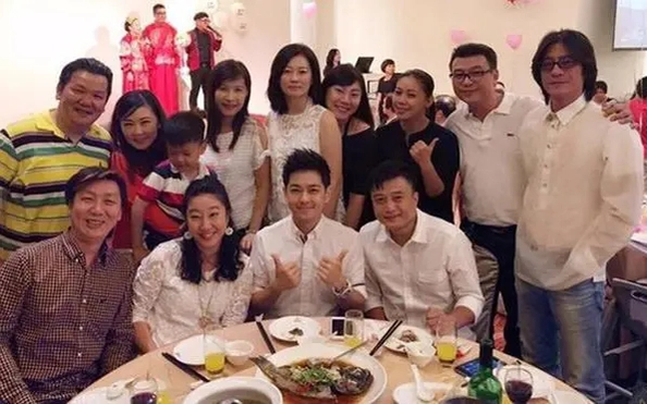 Thanh toán xong bữa họp lớp rồi lặng lẽ rời đi, lớp trưởng "đứng hình" khi nhận được khoản chuyển 350 triệu từ bạn cũ- Ảnh 1. Thanh toán xong bữa họp lớp rồi lặng lẽ rời đi, lớp trưởng "đứng hình" khi nhận được khoản chuyển 350 triệu từ bạn cũ- Ảnh 1.