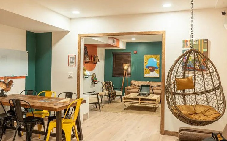 Câu chuyện mua nhà cùng bạn thân: Chiến lược kinh doanh quán cà phê thành công - Ảnh 1.