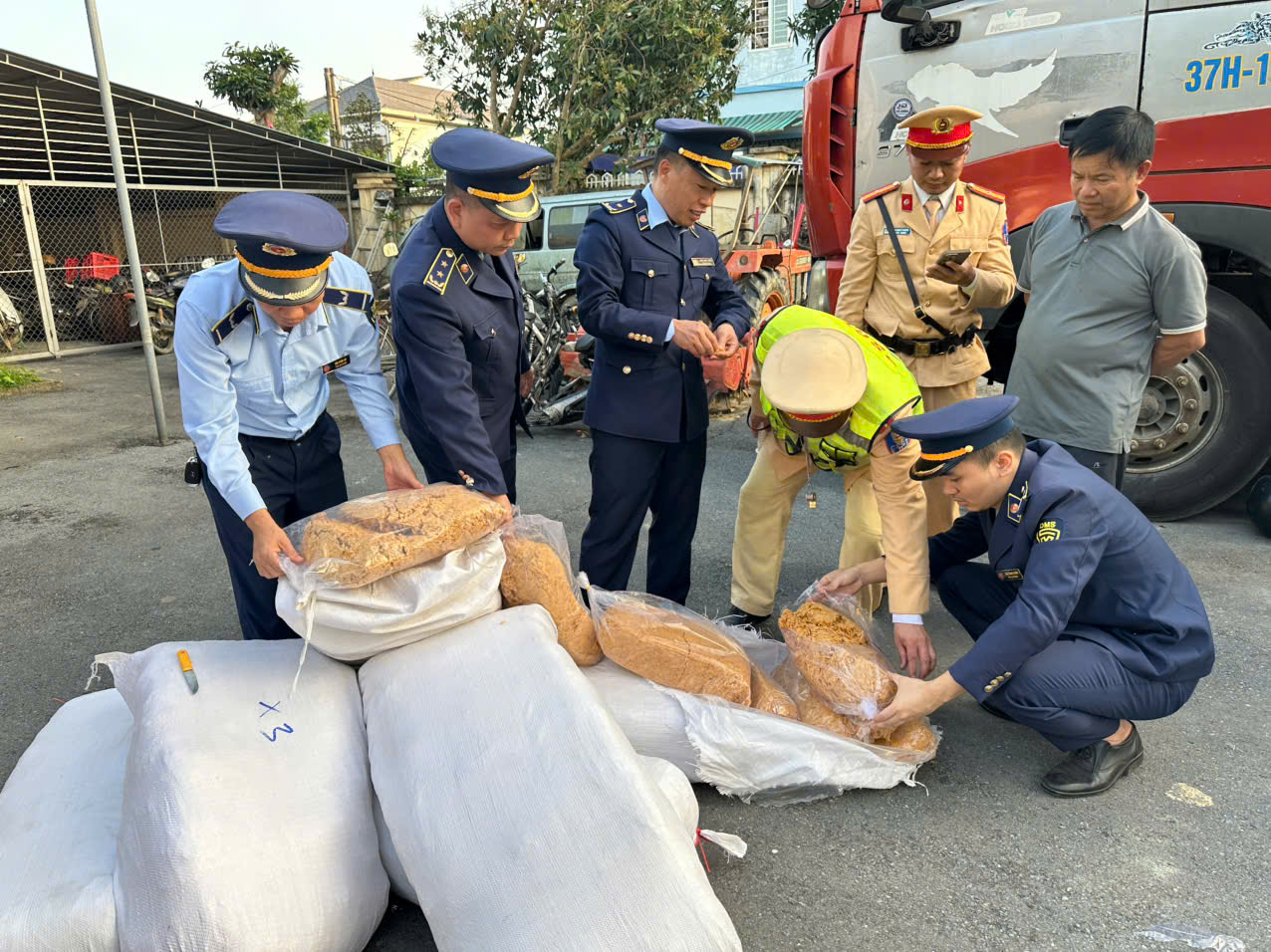 Đột xuất kiểm tra các hộ kinh doanh: Hàng loạt vi phạm được phơi bày, nhiều trường hợp bị phạt nặng - Ảnh 3. Đột xuất kiểm tra các hộ kinh doanh: Hàng loạt vi phạm được phơi bày, nhiều trường hợp bị phạt nặng - Ảnh 3.