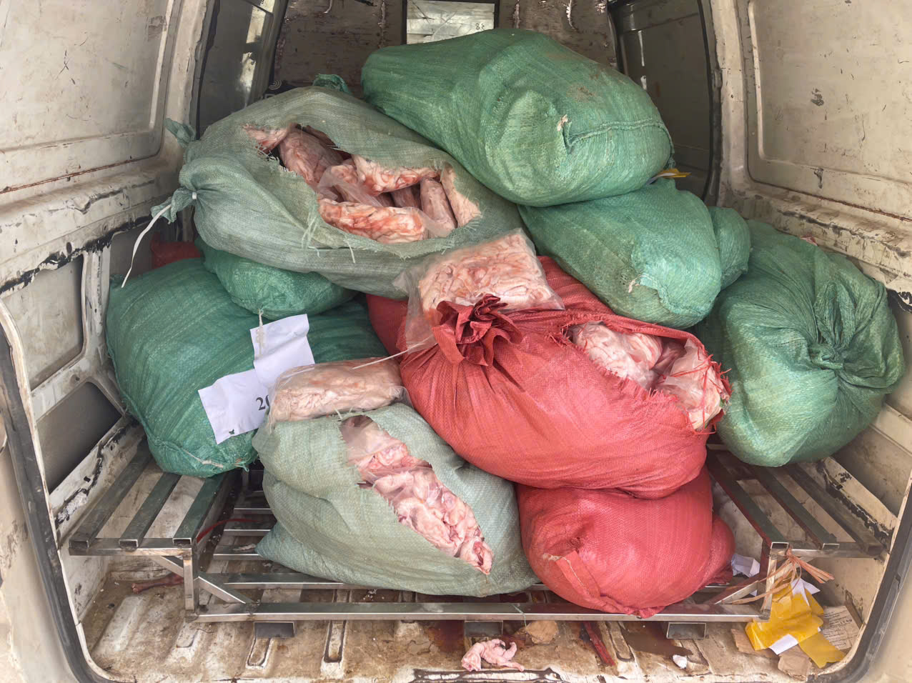 Đột xuất kiểm tra các hộ kinh doanh: Hàng loạt vi phạm được phơi bày, nhiều trường hợp bị phạt nặng - Ảnh 1. Đột xuất kiểm tra các hộ kinh doanh: Hàng loạt vi phạm được phơi bày, nhiều trường hợp bị phạt nặng - Ảnh 1.