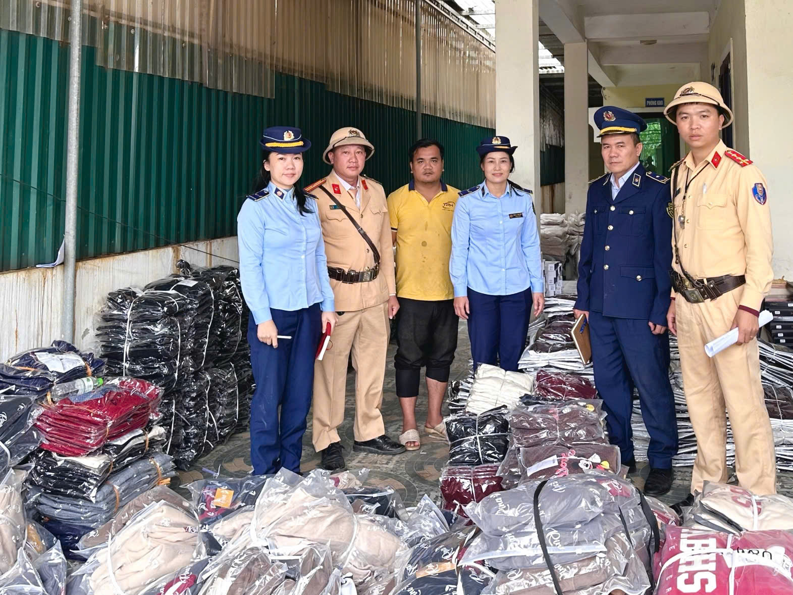 Đột xuất kiểm tra các hộ kinh doanh: Hàng loạt vi phạm được phơi bày, nhiều trường hợp bị phạt nặng - Ảnh 4. Đột xuất kiểm tra các hộ kinh doanh: Hàng loạt vi phạm được phơi bày, nhiều trường hợp bị phạt nặng - Ảnh 4.