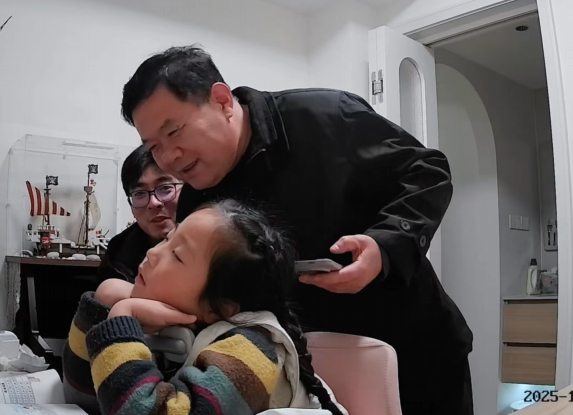 Bé gái ngủ gật khi học bài và bài học về nuôi dạy con cái hạnh phúc - Ảnh 1. Bé gái ngủ gật khi học bài và bài học về nuôi dạy con cái hạnh phúc - Ảnh 1.