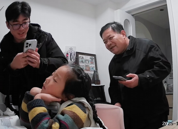 Bé gái ngủ gật khi học bài và bài học về nuôi dạy con cái hạnh phúc - Ảnh 3. Bé gái ngủ gật khi học bài và bài học về nuôi dạy con cái hạnh phúc - Ảnh 3.