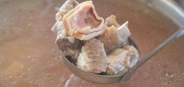 Vì sao nên nêm muối muộn khi ninh xương?- Ảnh 1. Vì sao nên nêm muối muộn khi ninh xương?- Ảnh 1.