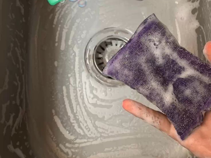 Kiểm tra nhà bếp và phòng tắm ngay! 10 thứ phải VỨT BỎ ngay cả khi chưa hỏng vì dễ chứa độc tố, vi khuẩn - Ảnh 1.