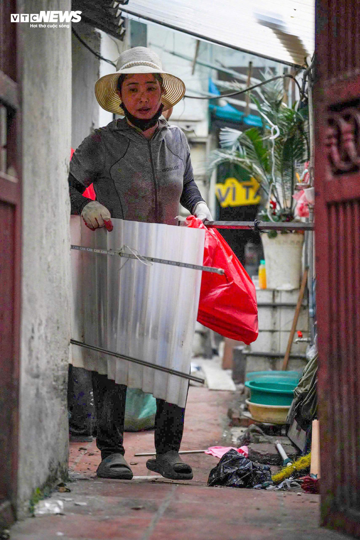 Nhà ven Hồ Gươm di dời , người thu gom phế liệu Kiếm tiền triệu mỗi ngày - Ảnh 5. Nhà ven Hồ Gươm di dời , người thu gom phế liệu Kiếm tiền triệu mỗi ngày - Ảnh 5.