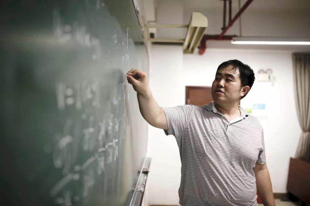 Thần đồng Toán học 6 tuổi đã được đặc cách, 11 tuổi giành giải Nhất 40 cuộc thi nhưng tới đại học thì gặp biến: Dù thất bại tôi vẫn hài lòng - Ảnh 2.