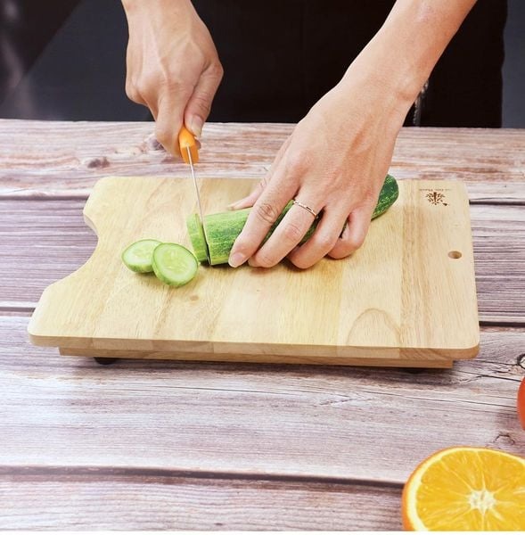 Công dụng rãnh thớt gỗ ít người biết giúp bếp sạch sẽ và an toàn thực phẩm - Ảnh 2.