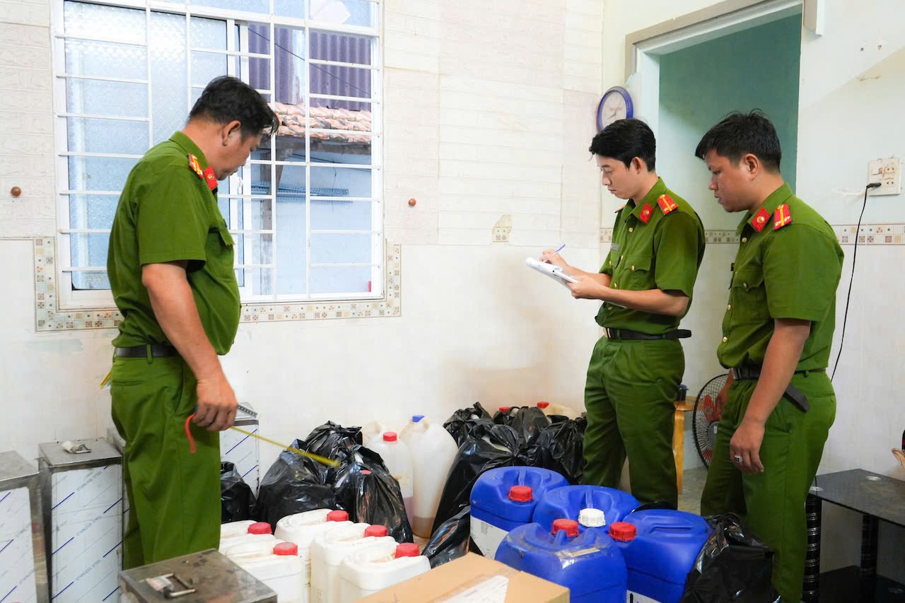 Thu giữ hàng nghìn chai nước hoa giả tại Cần Thơ từ chợ Kim Biên - Ảnh 1. Thu giữ hàng nghìn chai nước hoa giả tại Cần Thơ từ chợ Kim Biên - Ảnh 1.