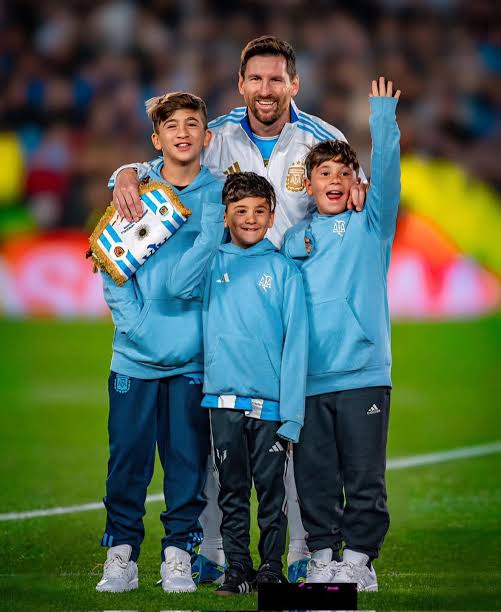 Giàu nứt đố đổ vách nhưng Messi lại