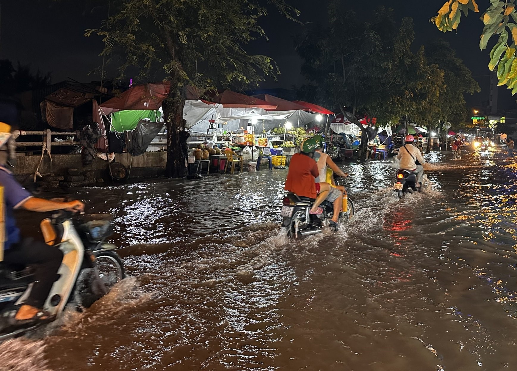Triều cường 'nuốt' mặt tiền, tiểu thương chuyển lên app để "sống sót" - Ảnh 2. Triều cường 'nuốt' mặt tiền, tiểu thương chuyển lên app để "sống sót" - Ảnh 2.