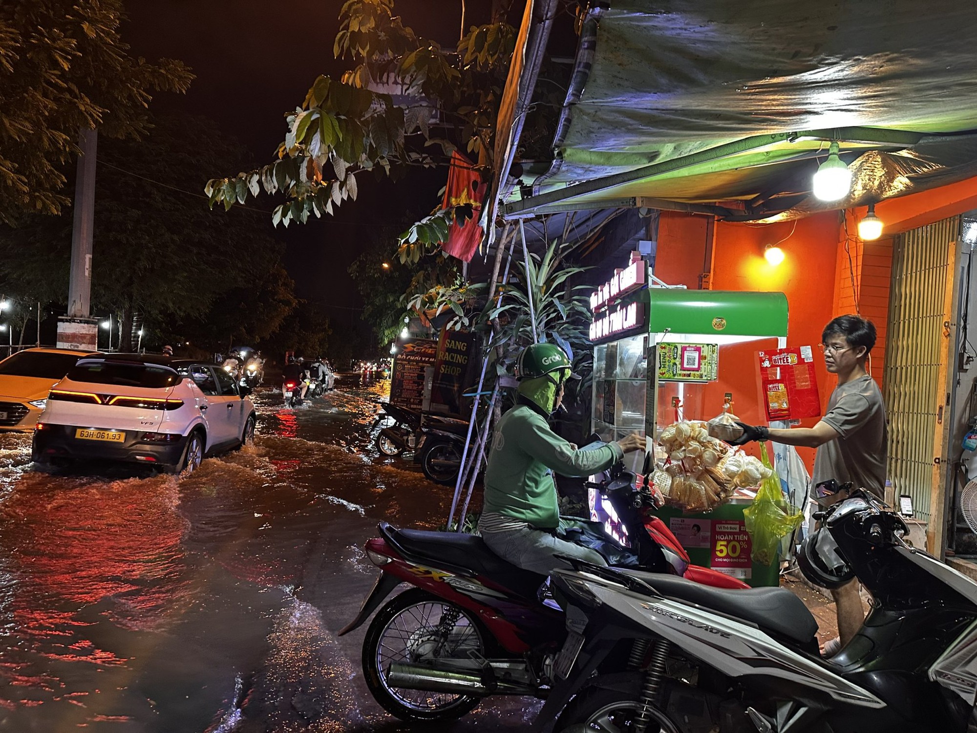 Triều cường 'nuốt' mặt tiền, tiểu thương chuyển lên app để "sống sót" - Ảnh 4. Triều cường 'nuốt' mặt tiền, tiểu thương chuyển lên app để "sống sót" - Ảnh 4.