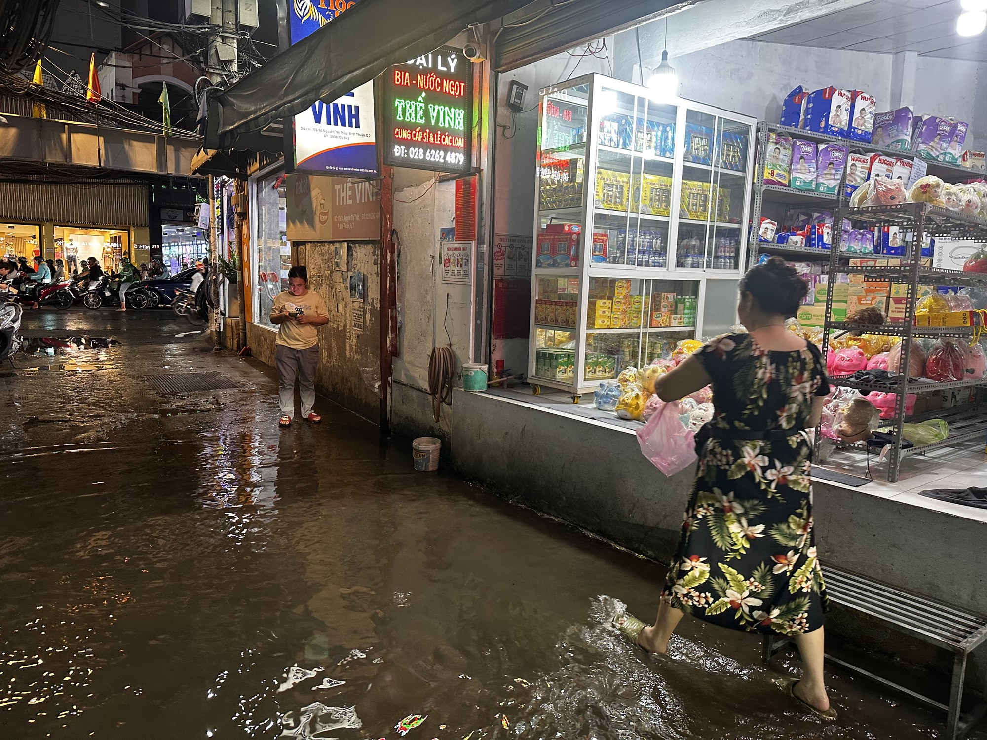 Triều cường 'nuốt' mặt tiền, tiểu thương chuyển lên app để "sống sót" - Ảnh 7. Triều cường 'nuốt' mặt tiền, tiểu thương chuyển lên app để "sống sót" - Ảnh 7.