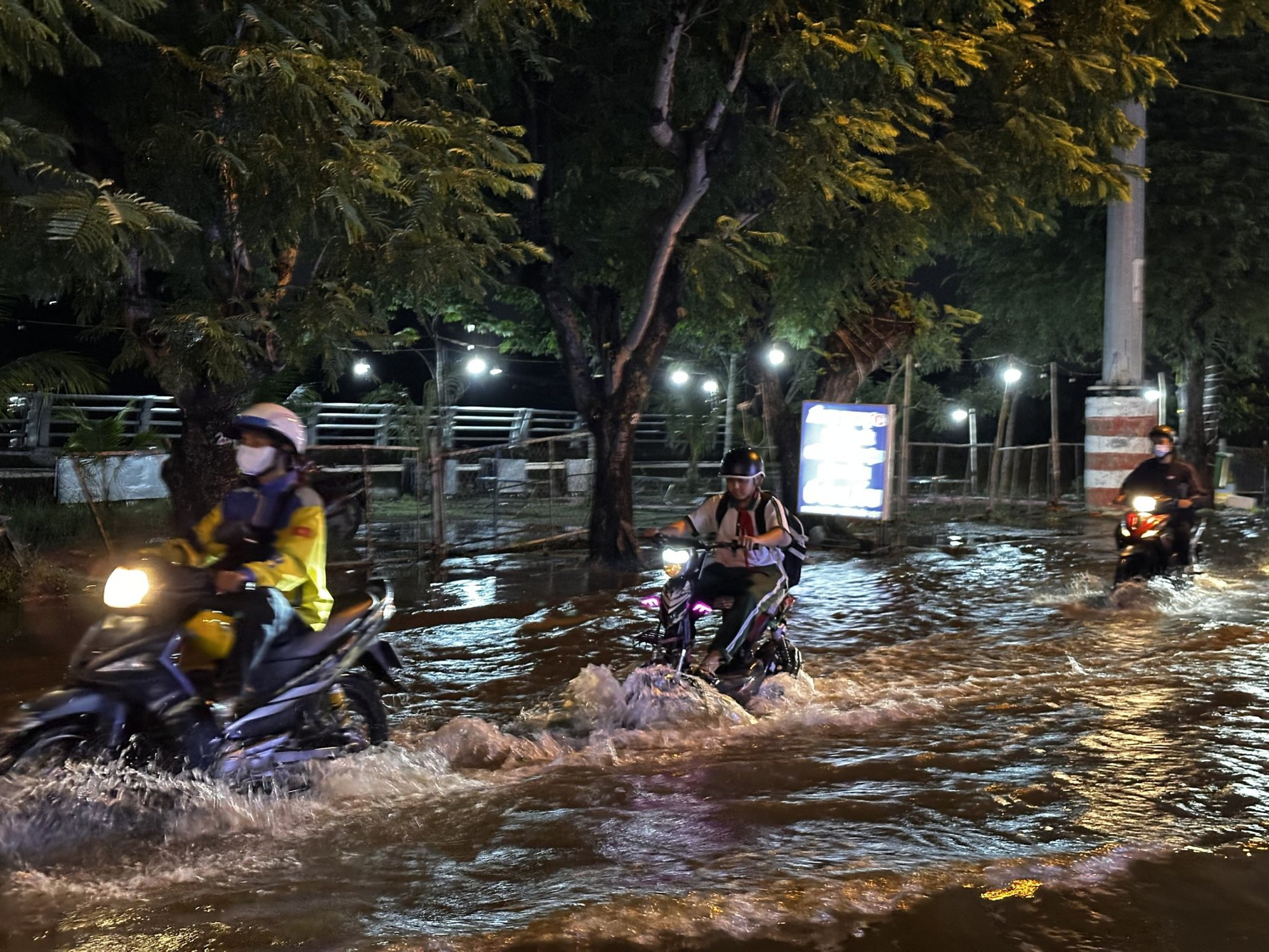 Triều cường 'nuốt' mặt tiền, tiểu thương chuyển lên app để "sống sót" - Ảnh 9. Triều cường 'nuốt' mặt tiền, tiểu thương chuyển lên app để "sống sót" - Ảnh 9.