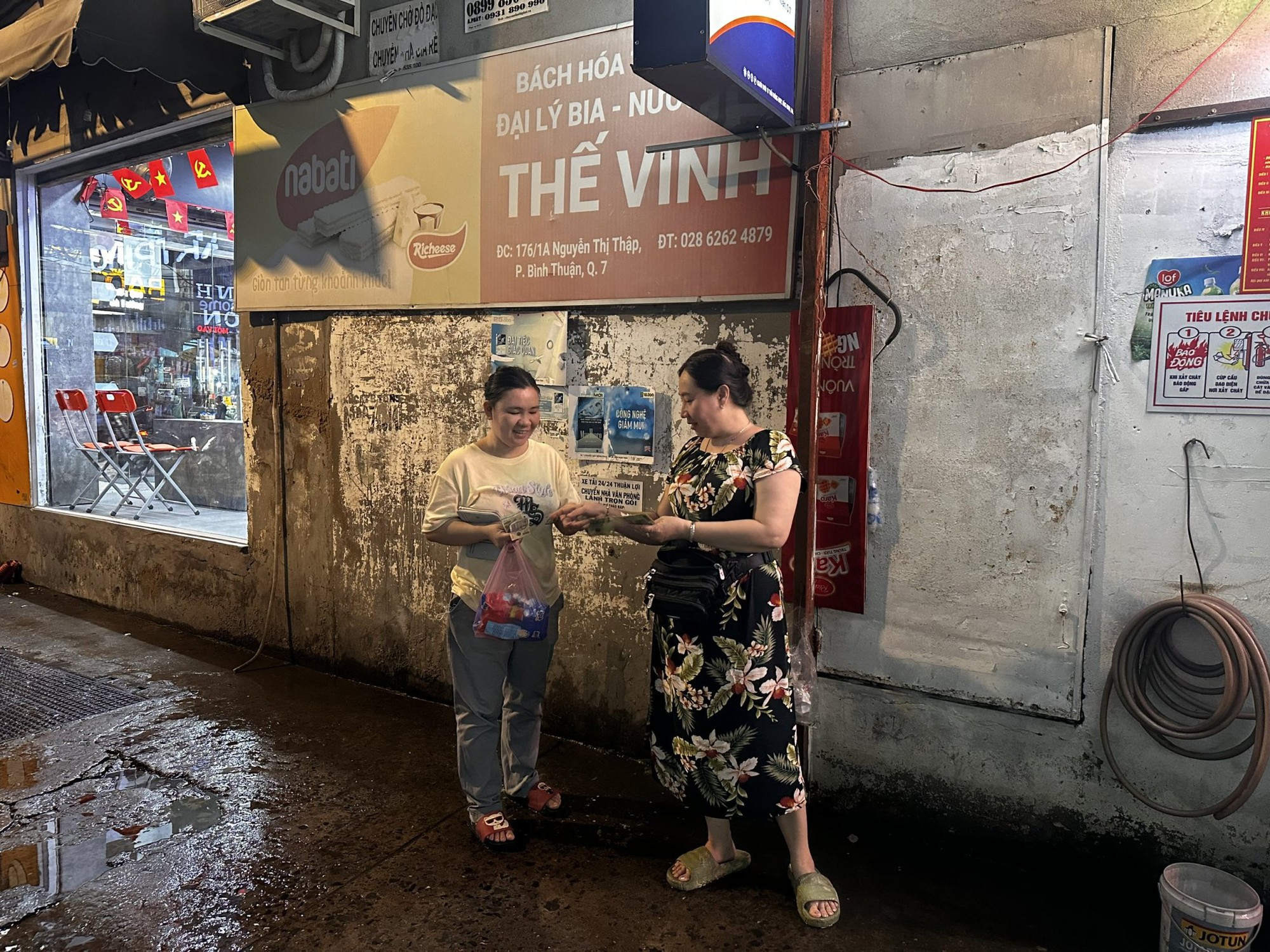 Triều cường 'nuốt' mặt tiền, tiểu thương chuyển lên app để "sống sót" - Ảnh 8. Triều cường 'nuốt' mặt tiền, tiểu thương chuyển lên app để "sống sót" - Ảnh 8.