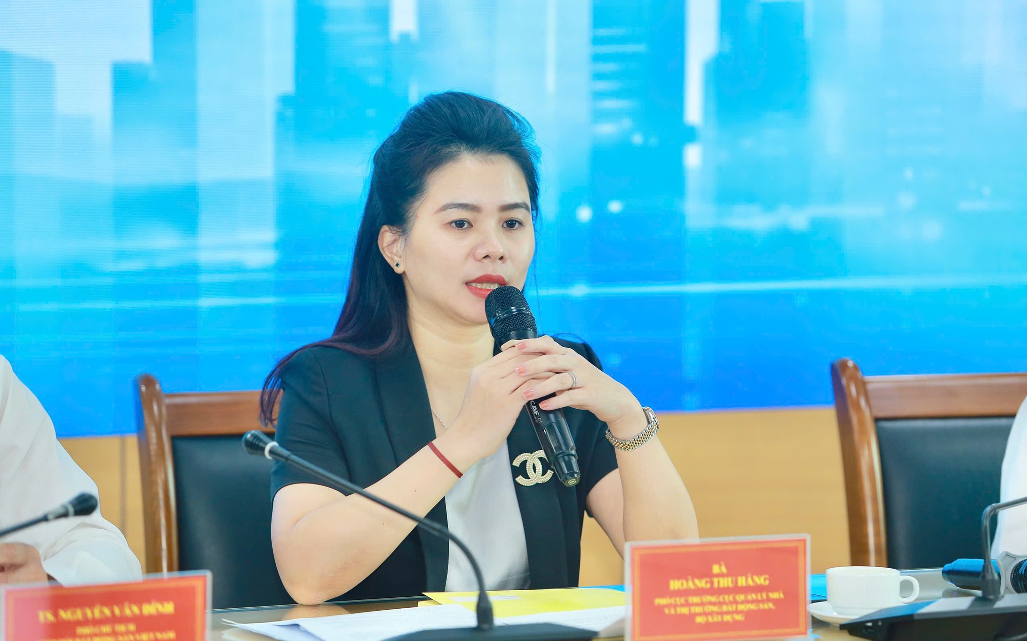Ai cũng muốn mua nhà giá rẻ, lãnh đạo Bộ Xây dựng nói thẳng 'không nên chỉ chờ giá giảm sâu'