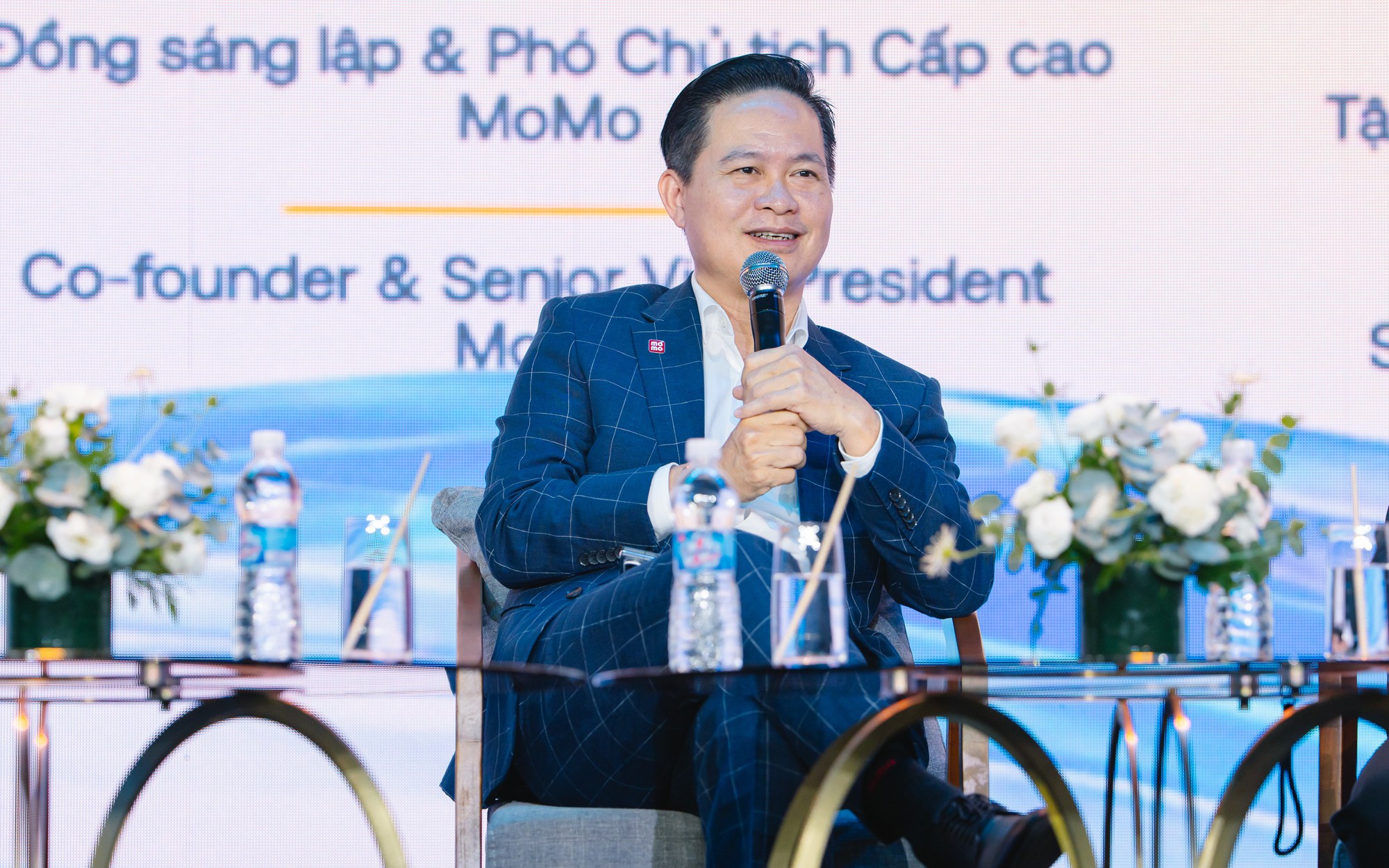 MoMo học Elon Musk để chữa cơn bội thực AI