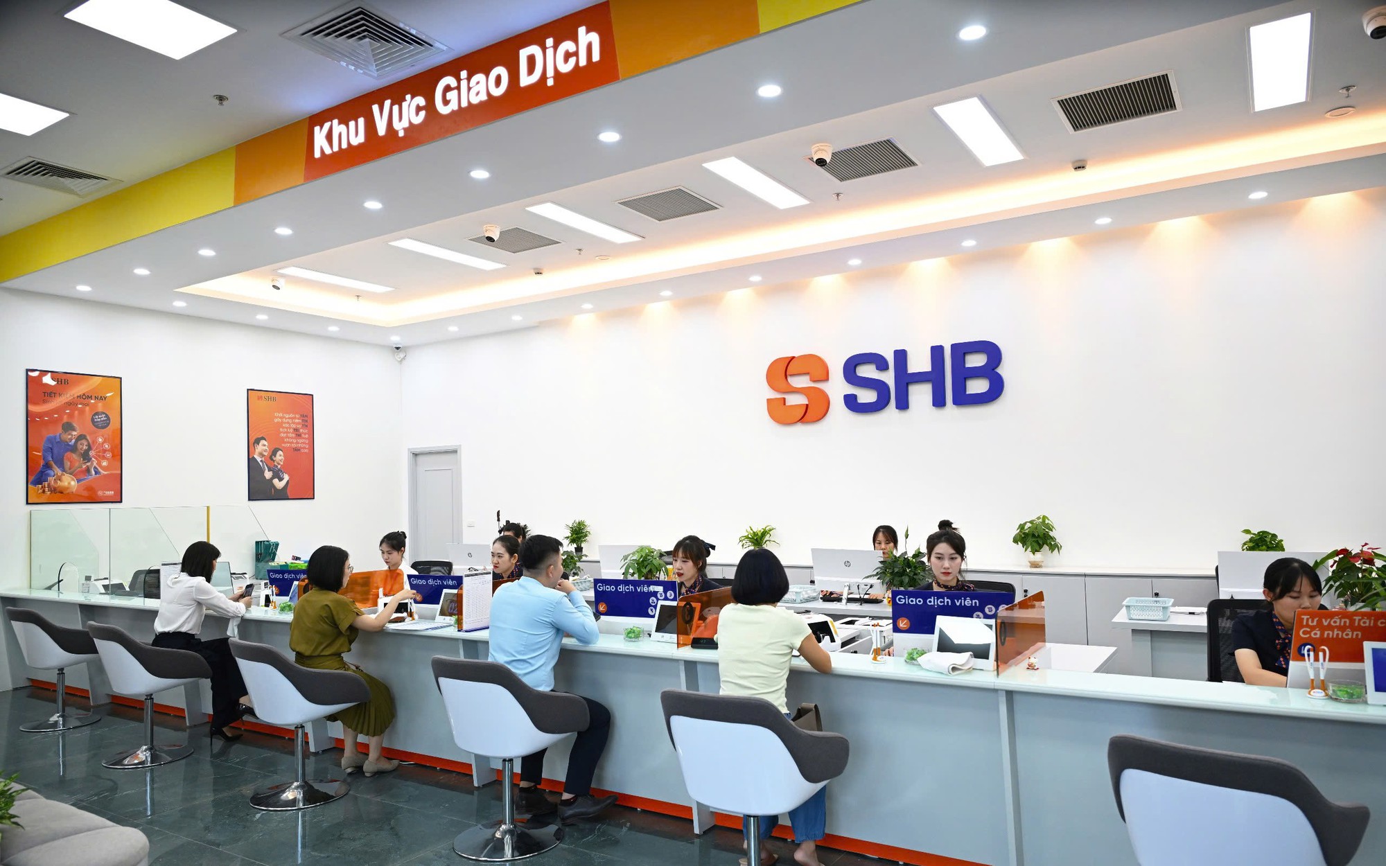 Nhận đủ tiền bán SHBFinance, cổ phiếu SHB vẫn giảm gần 40%