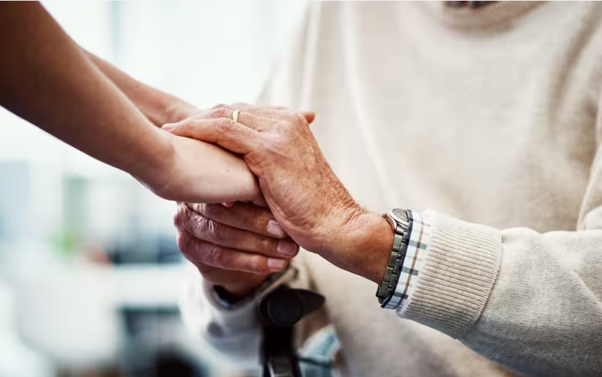 Ai chăm sóc người phụ nữ khi họ già đi?