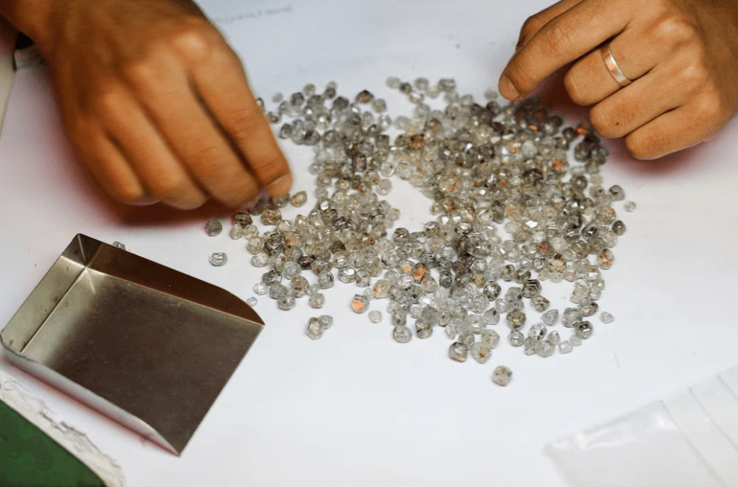 Giá kim cương nhân tạo Trung Quốc lao dốc ngành công nghiệp tỷ USD đặt cược vào AI - Ảnh 2. Giá kim cương nhân tạo Trung Quốc lao dốc ngành công nghiệp tỷ USD đặt cược vào AI - Ảnh 2.