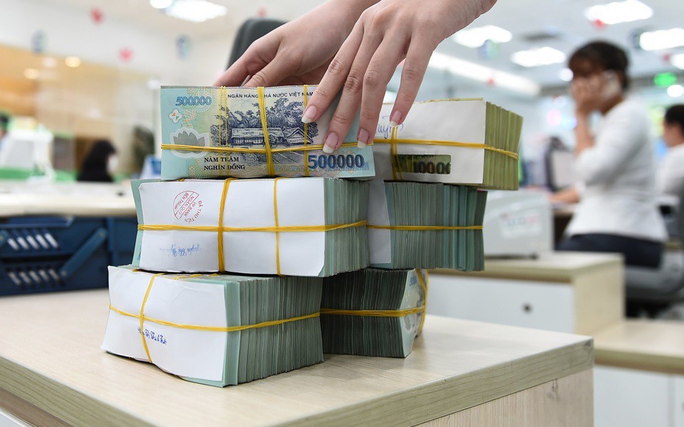 Lãi suất tiết kiệm lên tới 9,6%/năm, người dân đổ đi 'săn' mức cao: Có ngân hàng mang cả biệt thự 25 tỷ đồng ra hút tiền