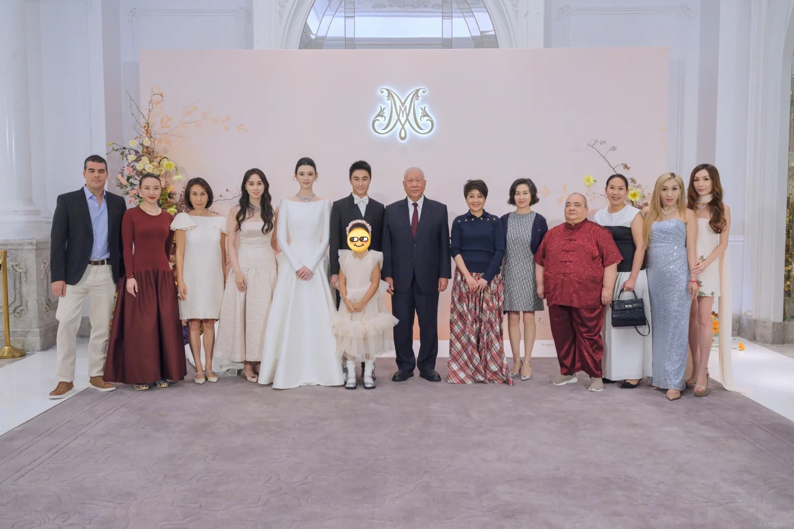 Ái nữ vua sòng bài Hà Siêu Hân bất ngờ khoe loạt ảnh đám cưới anh trai: Đại gia đình 4 thế hệ hội tụ, cô dâu đeo cả “núi” vàng - Ảnh 2.