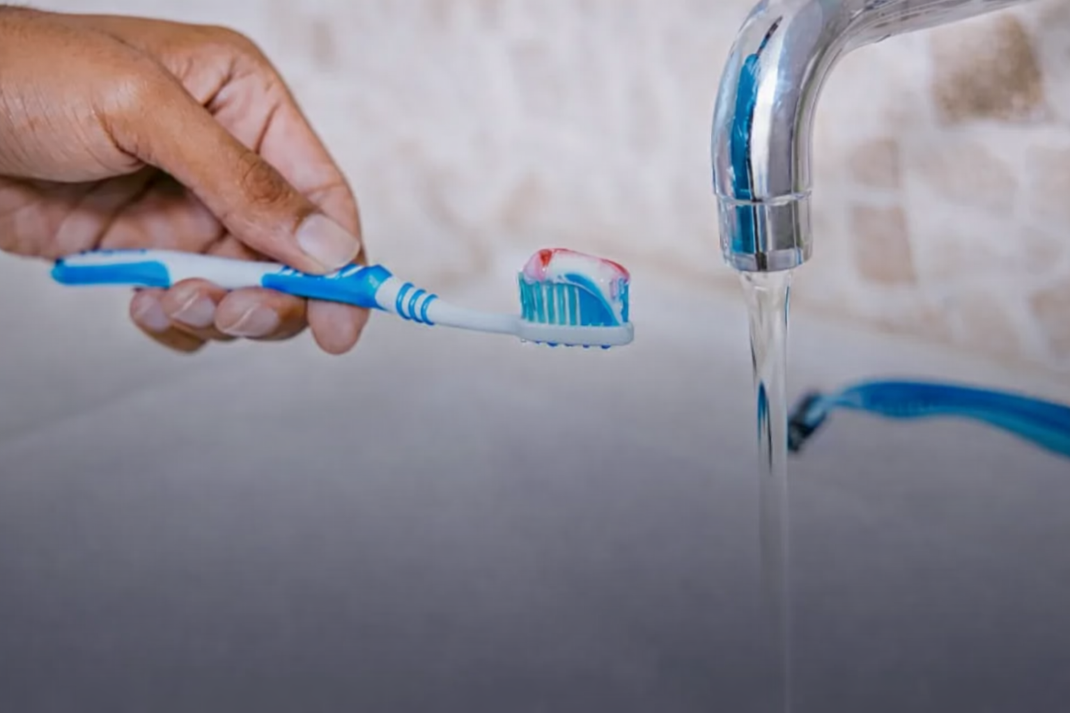 Đánh răng đúng cách: Có nên làm ướt bàn chải trước khi sử dụng không? - Ảnh 1.