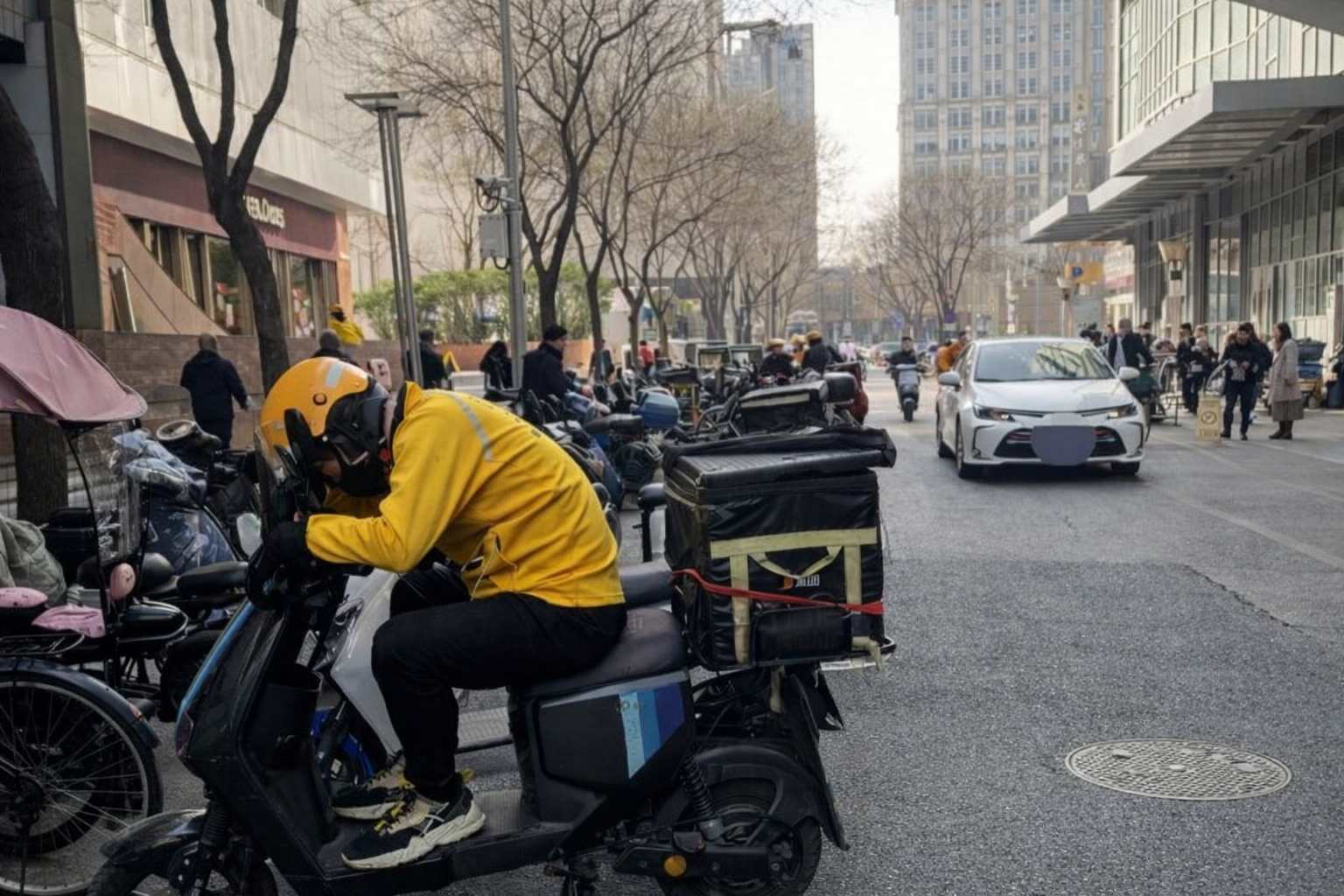 Thất nghiệp, thạc sĩ Triết học U40 đi làm shipper giao đồ ăn- Ảnh 2.