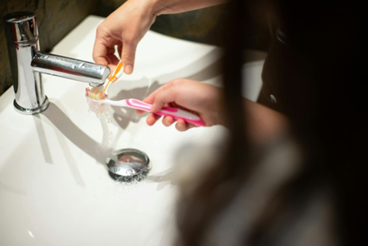 Đánh răng đúng cách: Có nên làm ướt bàn chải trước khi sử dụng không? - Ảnh 2.
