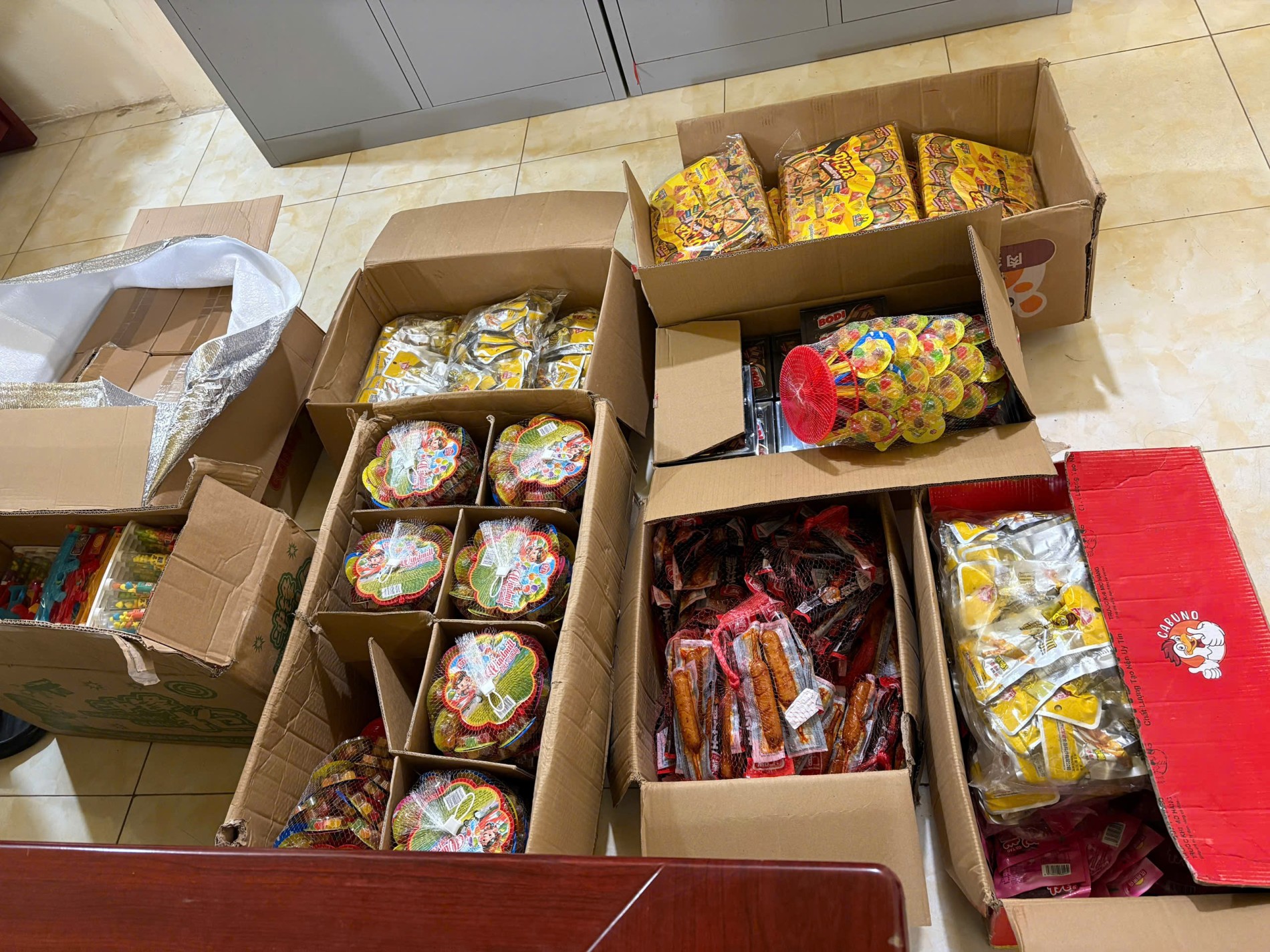 Phát hiện xe ô tô vận chuyển hàng nghìn thực phẩm không rõ nguồn gốc   - Ảnh 1.