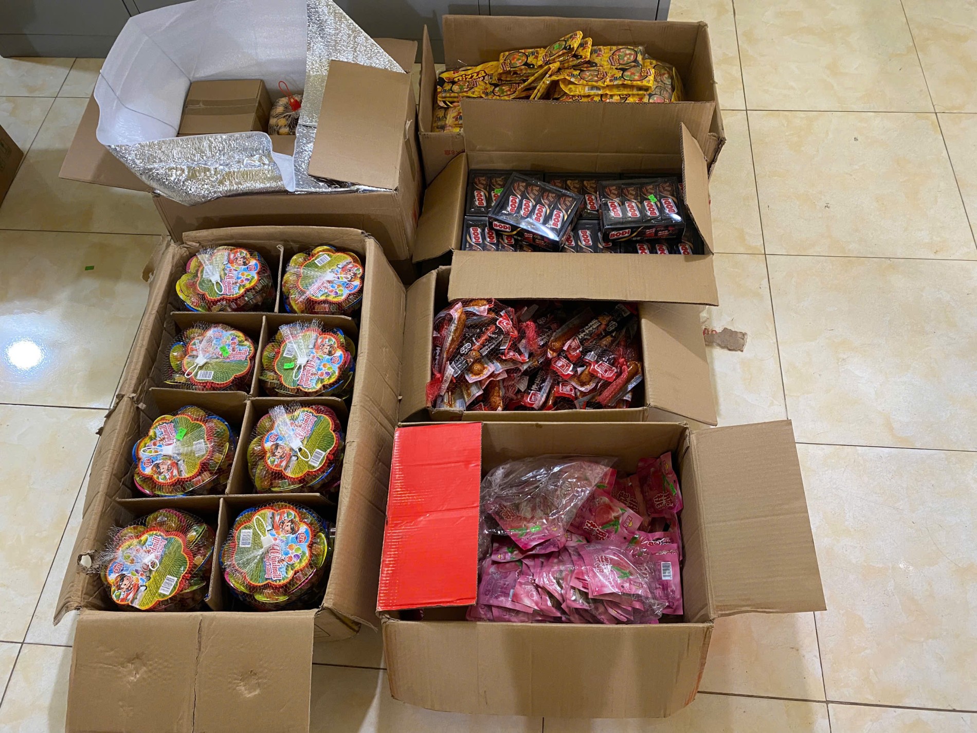 Phát hiện xe ô tô vận chuyển hàng nghìn thực phẩm không rõ nguồn gốc   - Ảnh 2.