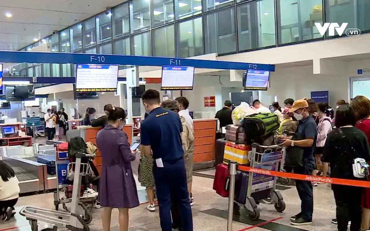 Vé máy bay Tết 2026 từ TP Hồ Chí Minh đến miền Trung , miền Bắc cháy vé - Ảnh 1.