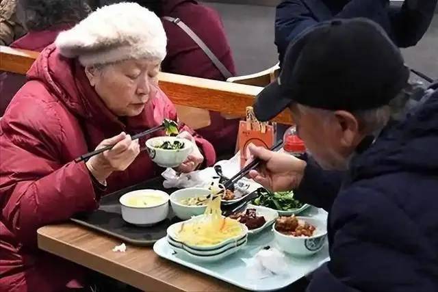 Trứng đứng thứ 5 trong số các loại thực phẩm giàu protein phù hợp nhất cho người cao tuổi, đứng đầu "món" mà hầu hết mọi người không nghĩ tới- Ảnh 1.