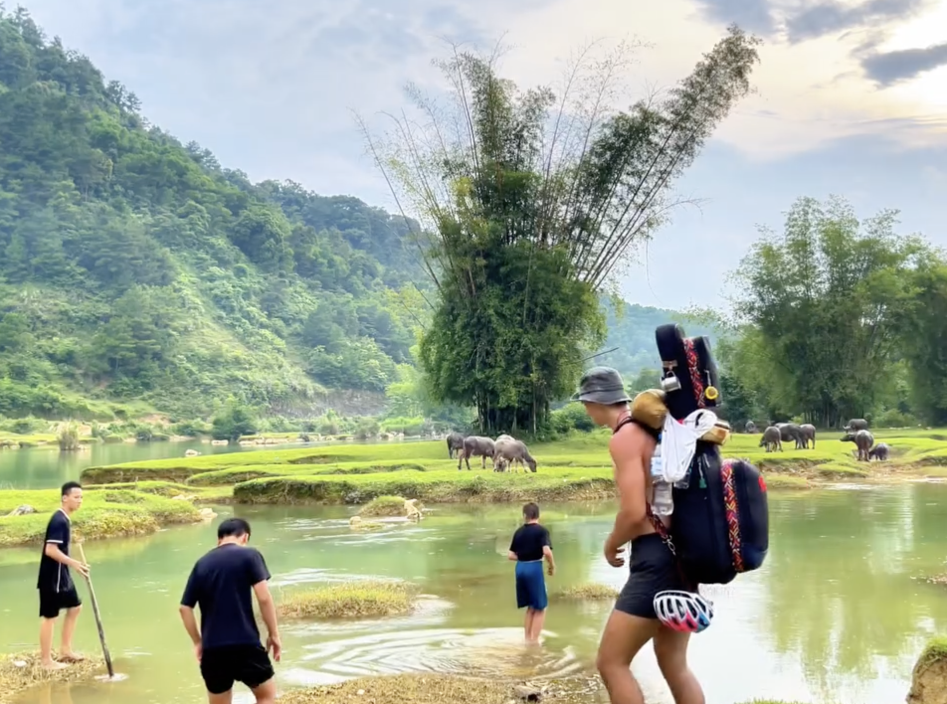 Hành động đẹp của trẻ vùng cao khiến khách Tây nể phục trong năm 2026 - Ảnh 1.