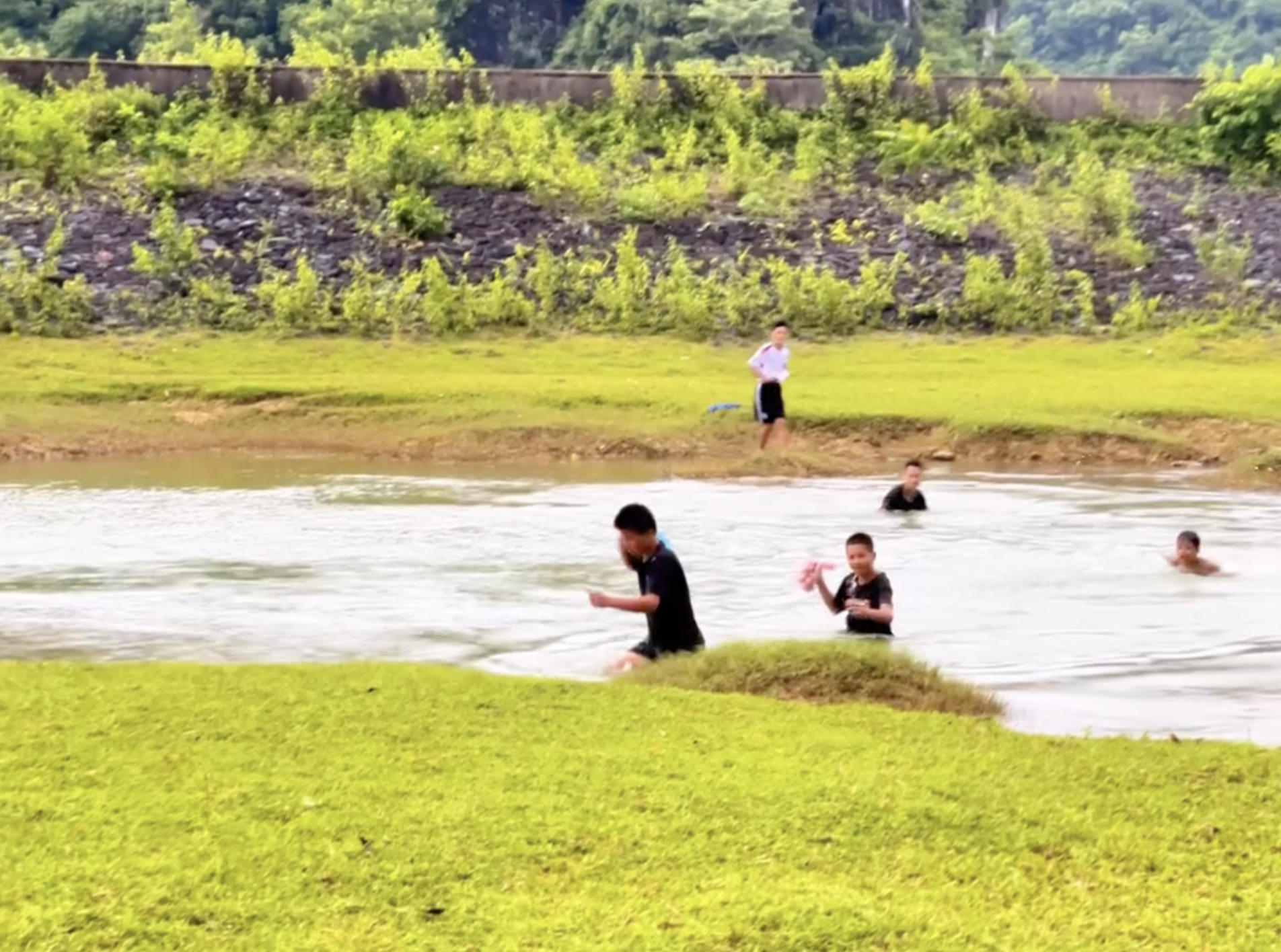 Hành động đẹp của trẻ vùng cao khiến khách Tây nể phục trong năm 2026 - Ảnh 4.