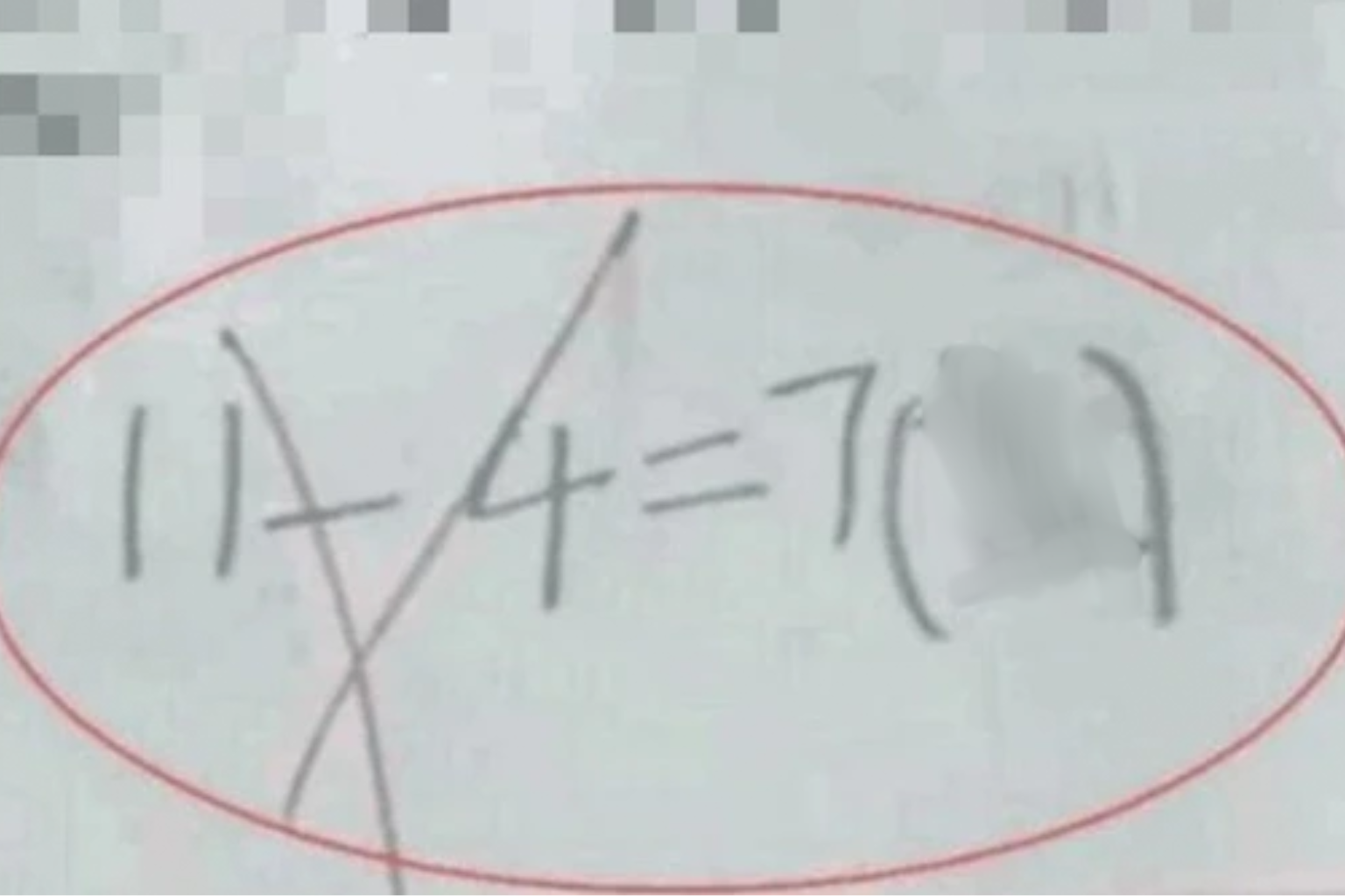 Con làm phép tính “11 - 4 = 7” bị cô giáo gạch đỏ, mẹ tưởng cô chấm sai, bức xúc chất vấn và cái kết ngỡ ngàng - Ảnh 1.