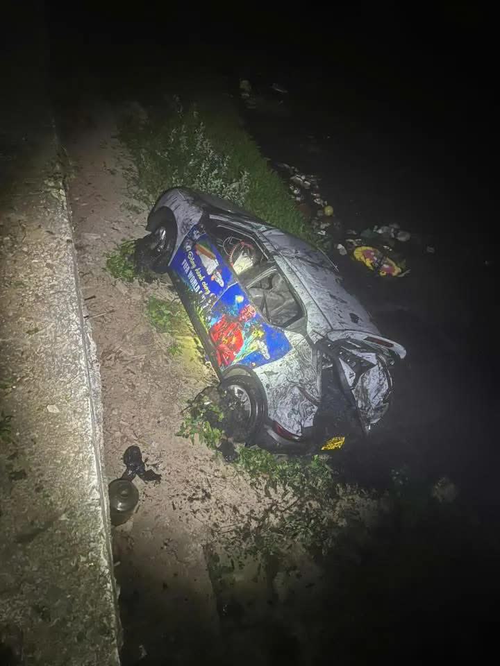 Hà Nội: Ô tô lao xuống sông Nhuệ, tài xế may mắn thoát nạn - Ảnh 1.