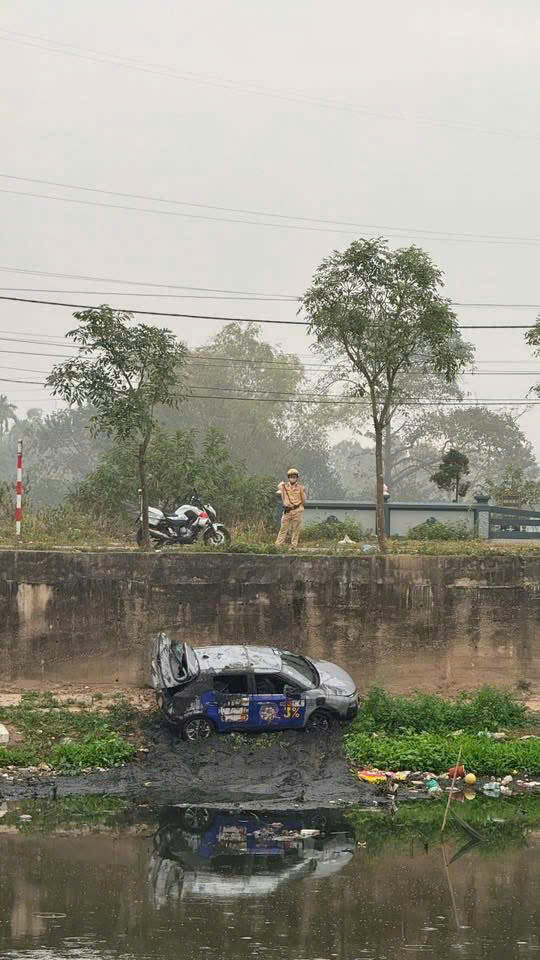Hà Nội: Ô tô lao xuống sông Nhuệ, tài xế may mắn thoát nạn - Ảnh 2.