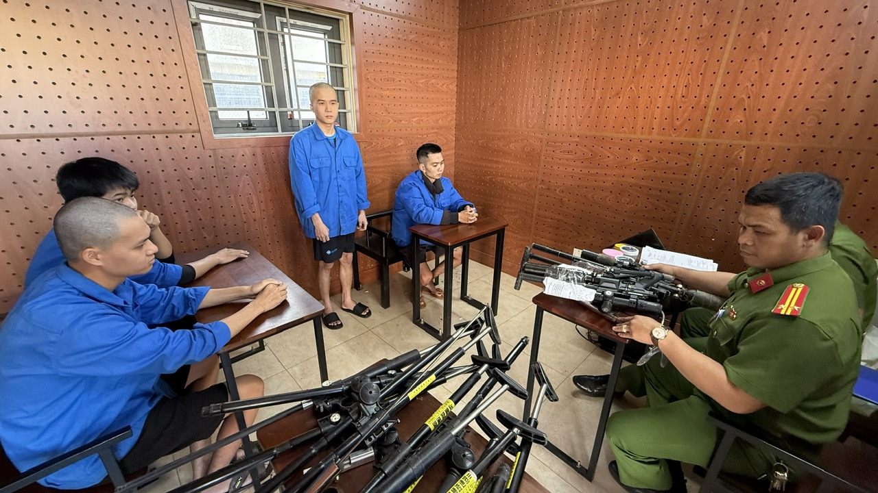 Triệt phá đường dây chế tạo súng trái phép tại Đắk Lắk năm 2026 - Ảnh 1. Triệt phá đường dây chế tạo súng trái phép tại Đắk Lắk năm 2026 - Ảnh 1.